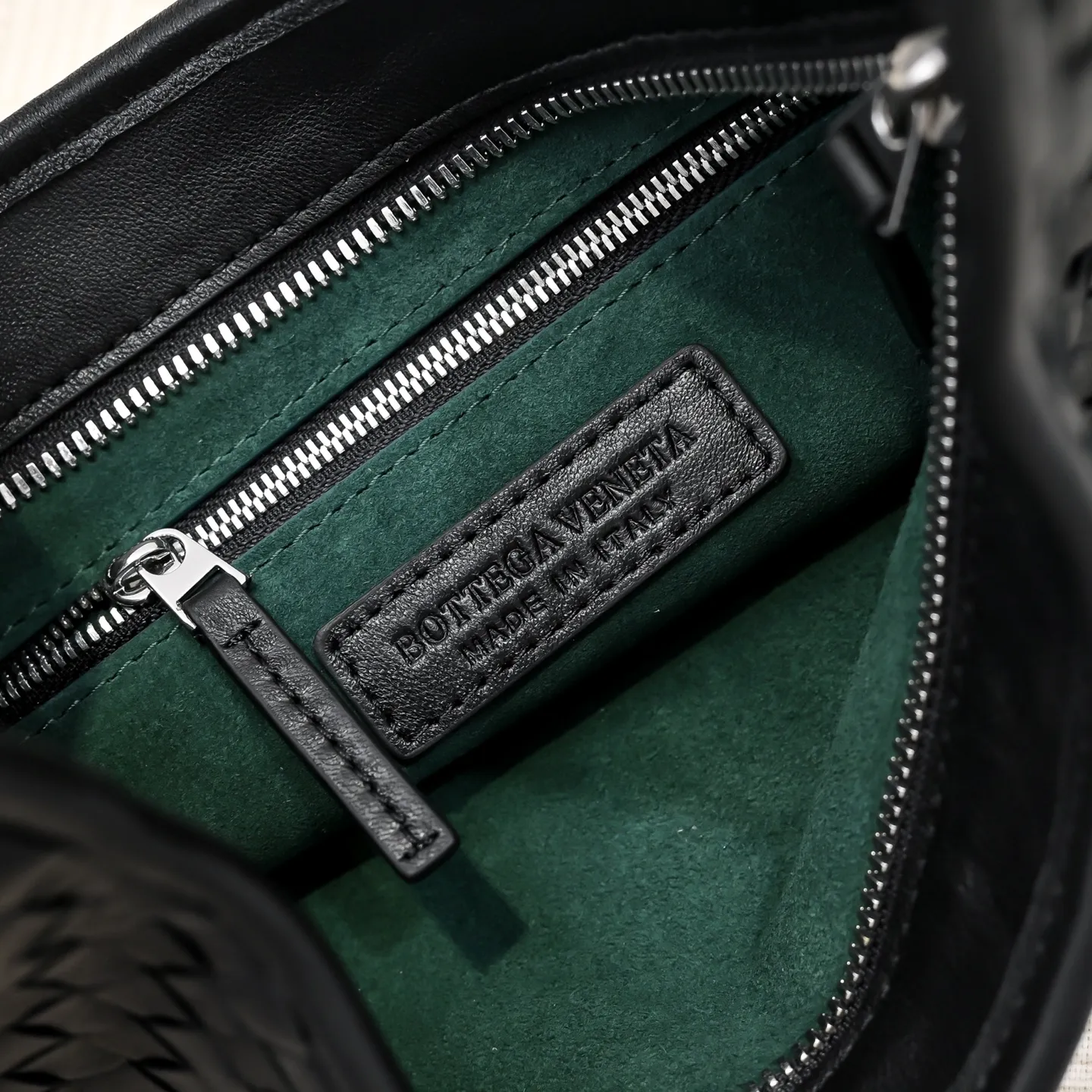 Batch 1660 BV intricate woven leather crossbody bag. Practical design. Made of soft cowhide weaving technology. The upper body has a high-end feel [Victory] zipper opening and closing method, which makes it more secure. It is light and comfortable to use. The crossbody shape is large enough and has full fashion attributes. ‼ ️Regardless of men and women, it is super versatile for any crowd or scene. Size: 27*17*2.5cm Model: 6918
